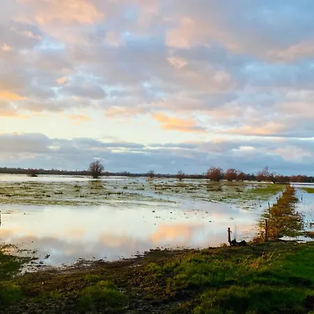 5 Personnes - Le Refuge Des Parachutistes - En Bordure Du Marais Nyaraló Neuville-au-Plain